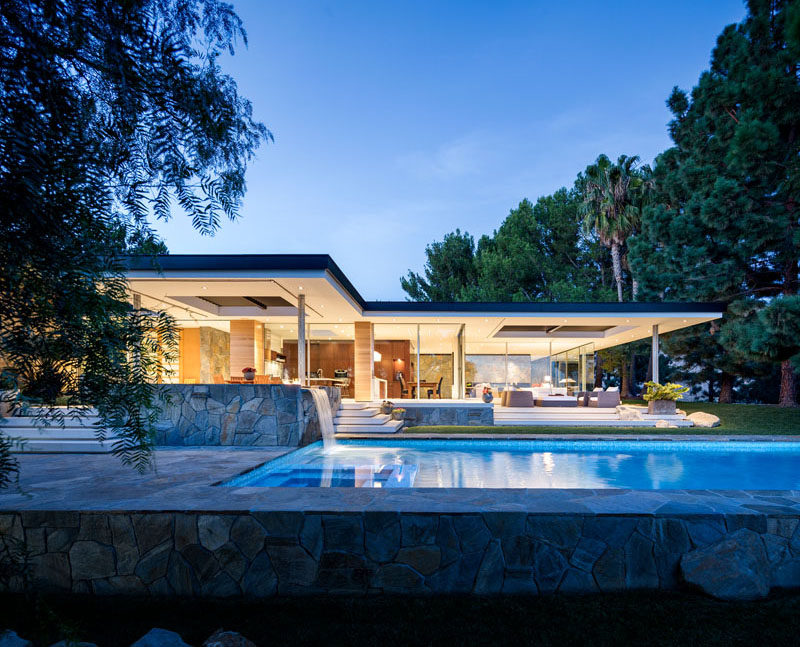 Studio Bracket has designed the contemporary remodel of a 1949 International Style Home in Malibu, California. #Architecture #Remodel #ModernHouse