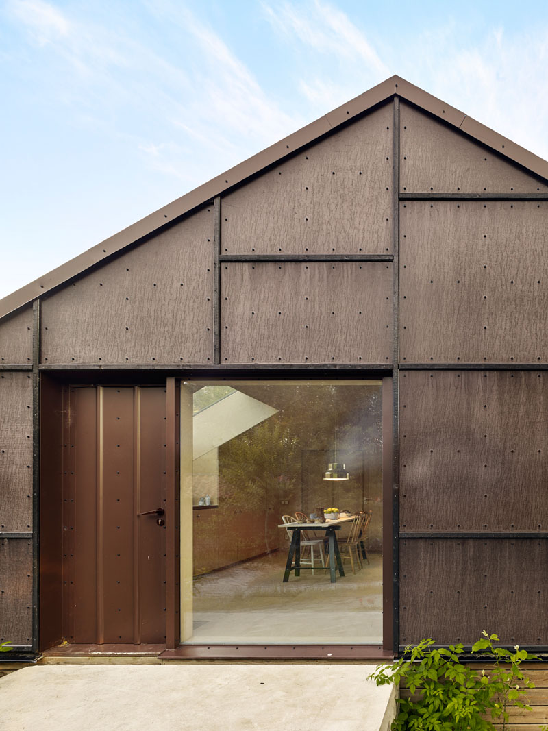 The blackened plywood facade gives this modern house a bold statement and pays homage to the Swedish building tradition of using wood. #BlackenedPlywood #Architecture #ModernHouse