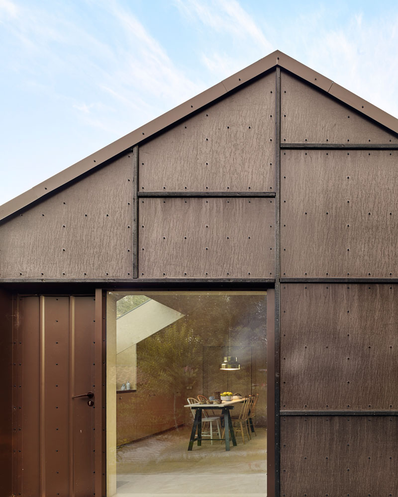 The blackened plywood facade gives this modern house a bold statement and pays homage to the Swedish building tradition of using wood. #BlackenedPlywood #Architecture #ModernHouse