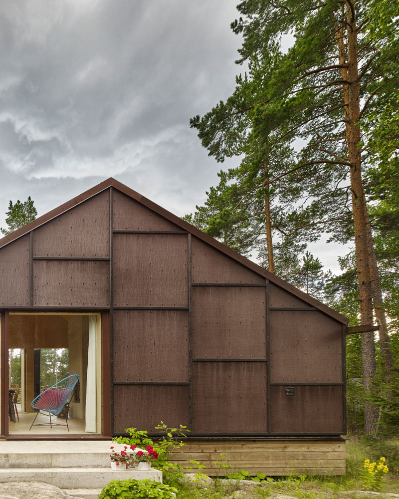 The blackened plywood facade gives this modern house a bold statement and pays homage to the Swedish building tradition of using wood. #BlackenedPlywood #Architecture #ModernHouse