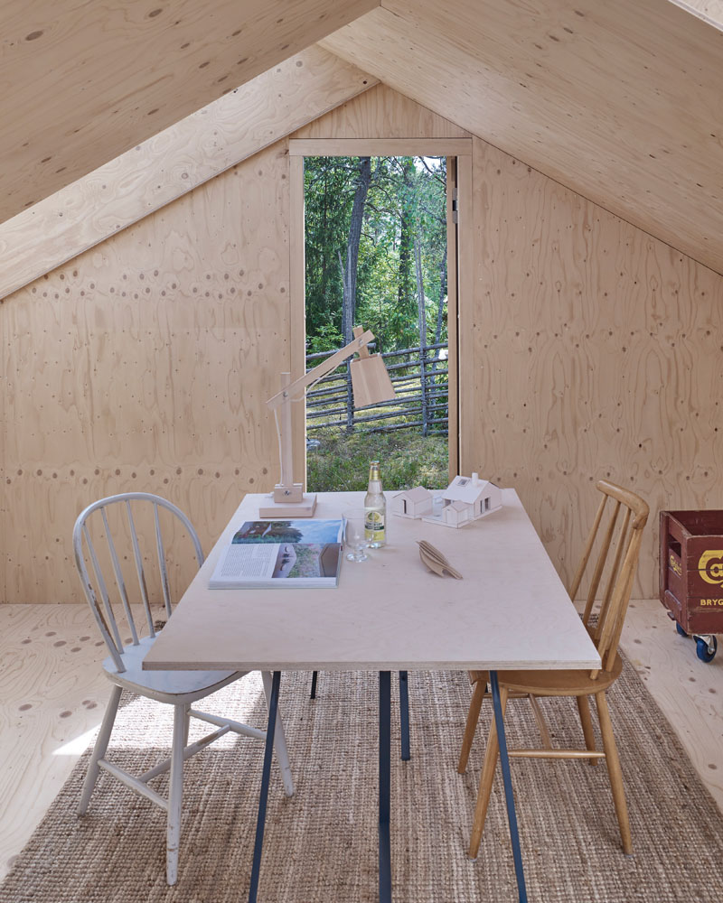 The walls and ceiling of this home office are covered in pine plywood. #HomeOffice #PinePlywood