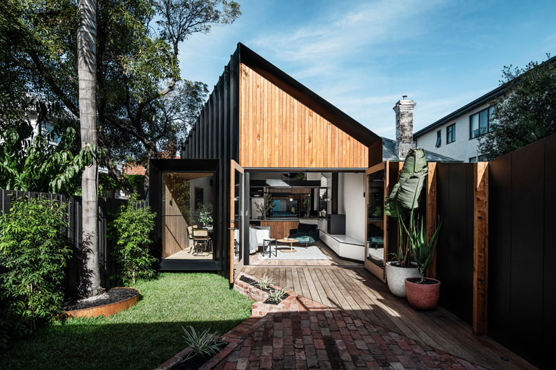 Australian architecture studio FIGR, has designed a modern addition to a house in an inner suburb of Melbourne. #BlackSiding #WoodSiding #ModernAddition #Architecture