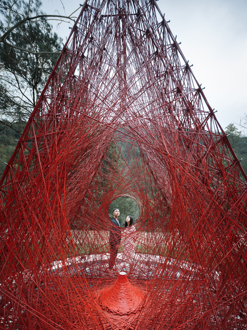 This modern public art installation named 'Shrine of Whatslove', is 13 foot (4m) high and 12 foot (3.8m) wide, with a structure that was woven using 7200 meters of continuous carbon fiber bundles, and took a total of 90 hours to complete. #ModernArt #PublicArt #ArtInstallation