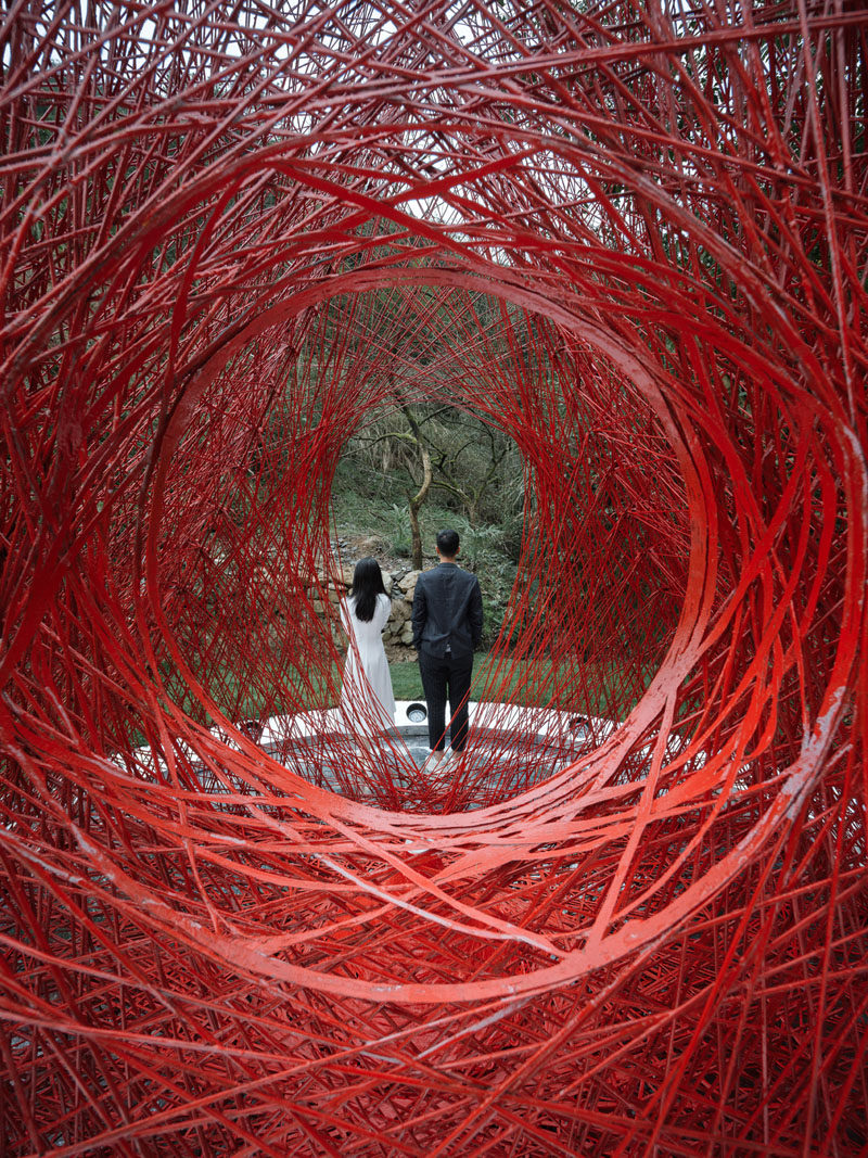 This modern public art installation named 'Shrine of Whatslove', is 13 foot (4m) high and 12 foot (3.8m) wide, with a structure that was woven using 7200 meters of continuous carbon fiber bundles, and took a total of 90 hours to complete. #ModernArt #PublicArt #ArtInstallation