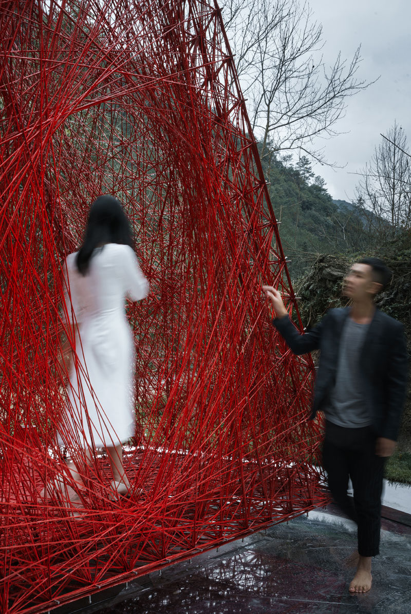 This modern public art installation named 'Shrine of Whatslove', is 13 foot (4m) high and 12 foot (3.8m) wide, with a structure that was woven using 7200 meters of continuous carbon fiber bundles, and took a total of 90 hours to complete. #ModernArt #PublicArt #ArtInstallation