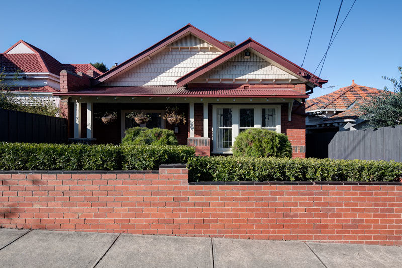 Architecture and design studio Crosshatch, has completed a modern addition on a Californian bungalow in Melbourne, Australia. #CalifornianBungalow