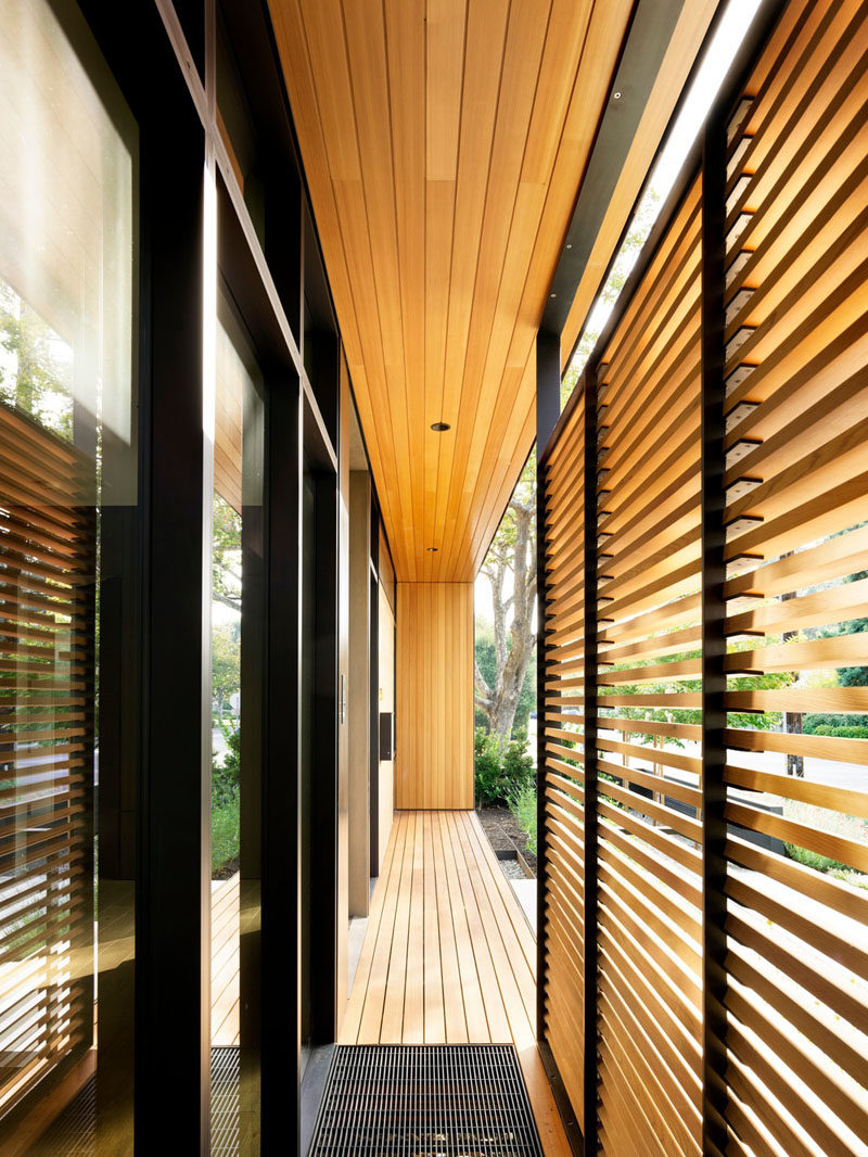 A series of metal and wood sunshades, like on this modern house, provide the interiors with protection from the sun, without giving up the views. #WoodScreens #LivingRoom #ModernInterior