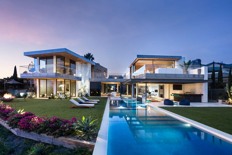 WOLF DESIGN studio have recently completed Kings Place, a modern house in California, that has 180 degree ocean views of Newport Harbor, the Back Bay, and all the way out to Catalina Island. #ModernArchitecture #Landscaping #SwimmingPool #ModernHouse