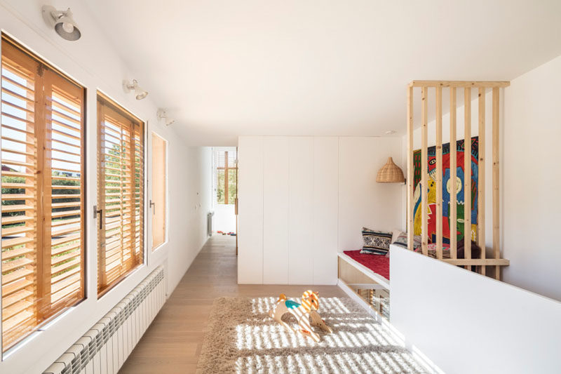 This modern house has a small play area with a daybed and storage on the second floor. #PlayArea #DayBed