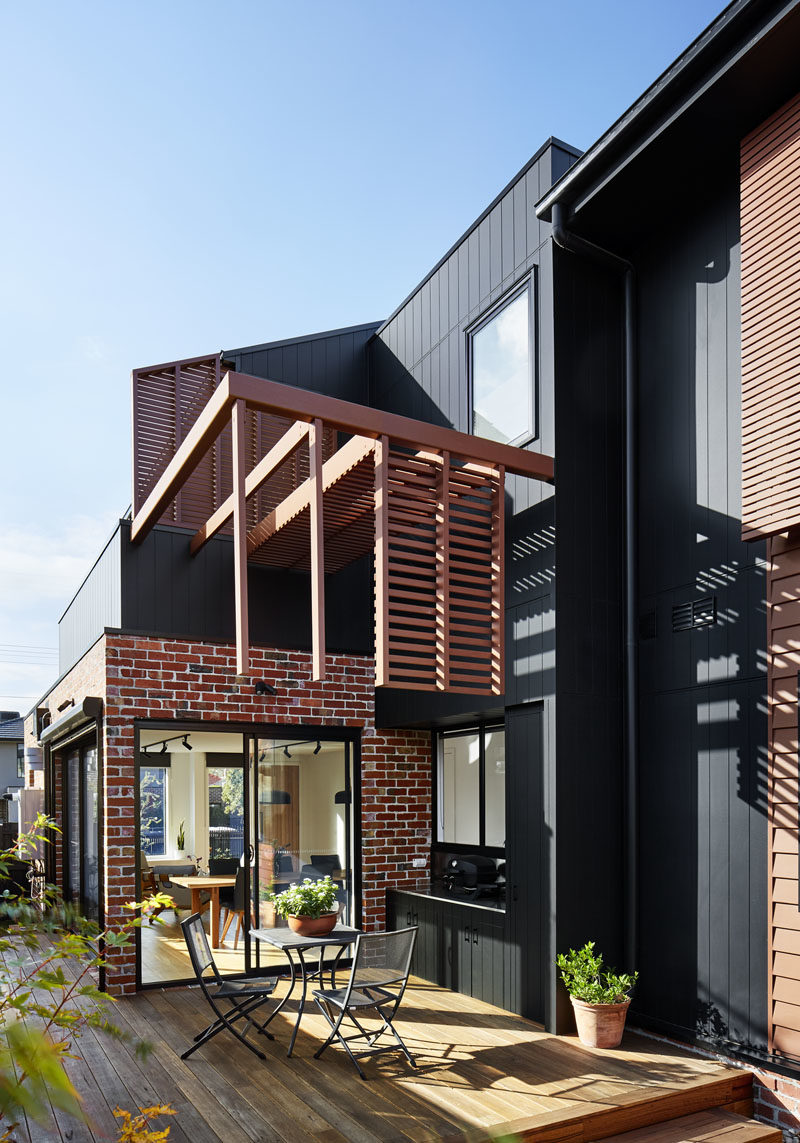 This modern house has a pergola that cantilevers over the deck, and defines the outdoor room without impeding on the circulation and function of the space. #Deck #OutdoorSpace #Pergola #ModernHouse