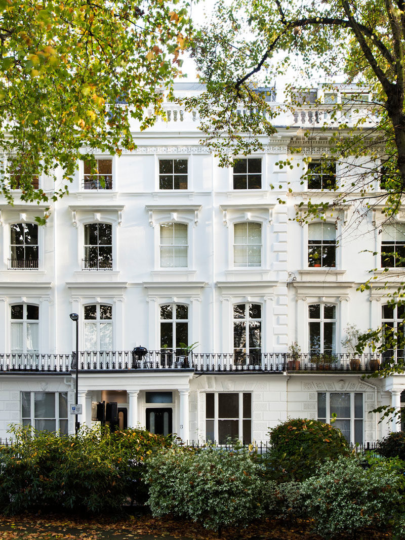 Brosh Architects were approached by their client to  renovate the top 2 floors of a late Georgian, 5-storey house in Notting Hill, London.  #ModernRenovation #RenovationIdeas #ModernInterior