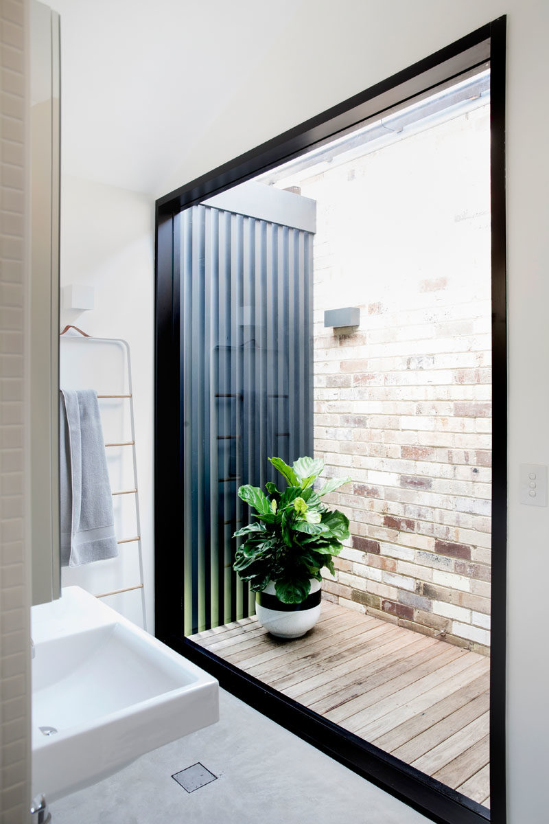 This small courtyard, which can be accessed via a door in the hallway, connects the old house with a new addition. #Architecture #InternalCourtyard #ModernHouse