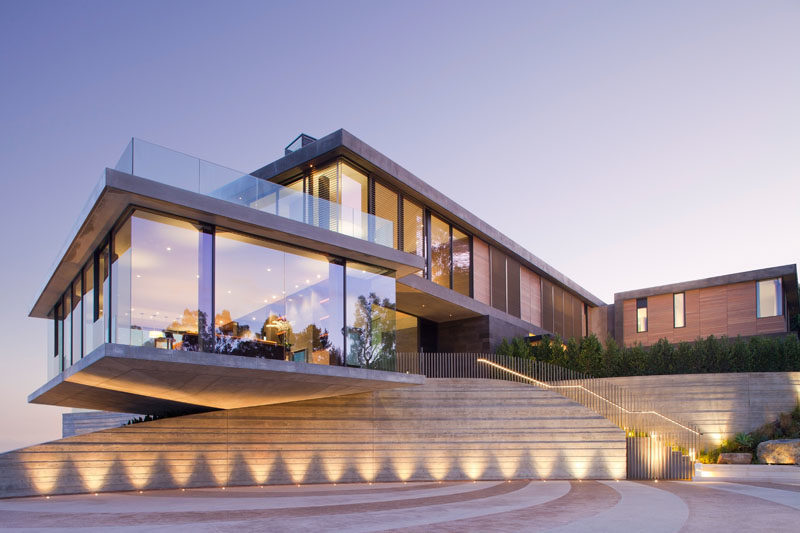 Architecture firm KAA Design Group, has completed a modern house in Los Angeles, California, that's has a cantilevered dining room with glass walls. #ModernHouse #HouseDesign #Cantilever #ModernArchitecture