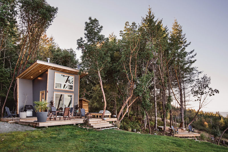 Vancouver-based design firm Trim Studio, has completed a modern and tiny cabin on Galiano Island, Canada. #TinyCabin #TinyHouse #Architecture #SmallHouse #ModernCabin