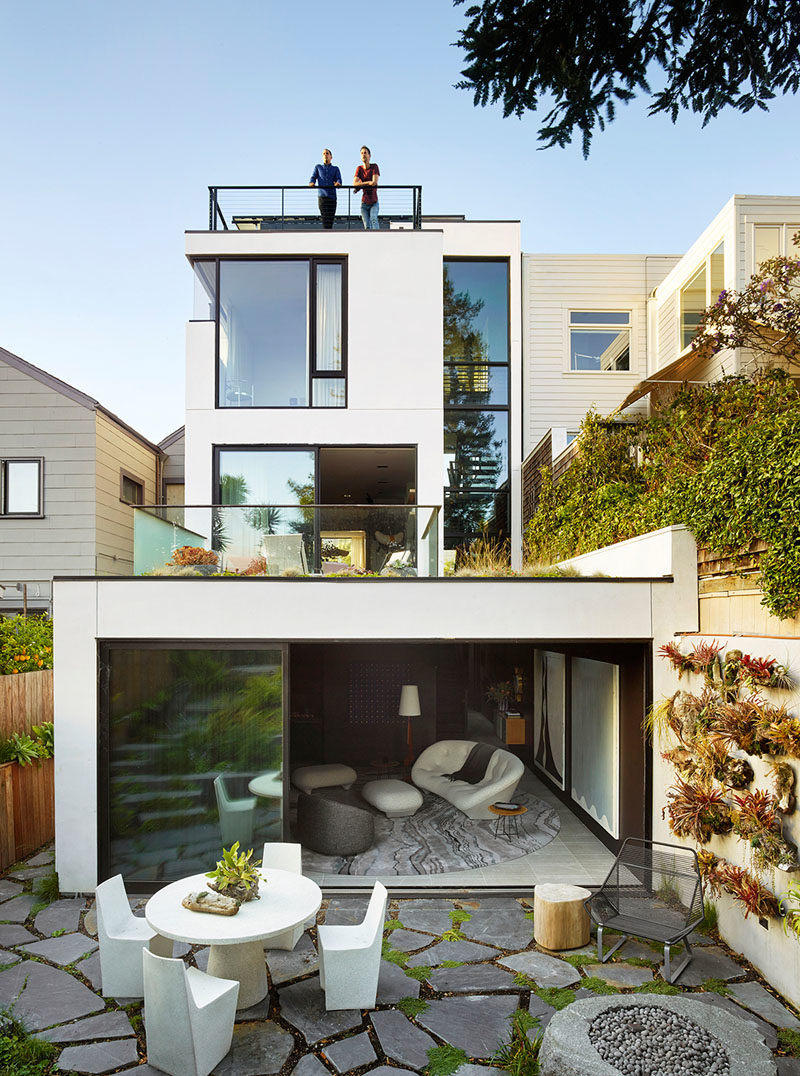 Landscaping Ideas - This modern house has a lower lounge that opens up to the rear patio, creating an indoor/outdoor entertaining space. #Landscaping #Architecture