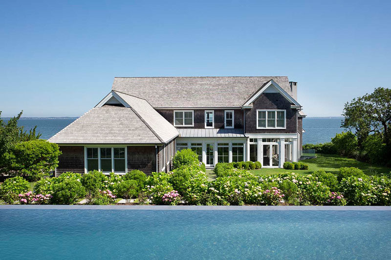 BFB Architect teamed up with interior designer Harry Schnaper, for the renovation of this Hamptons residence that combines both traditional and modern design elements. #ShingleHouse #Architecture