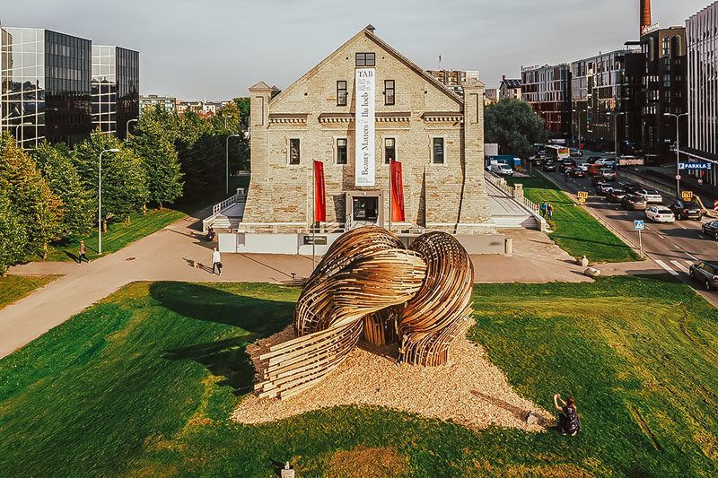 Sculpture Ideas - Using analogue tools augmented with the precision of mixed reality environments, the designers of this modern sculpture were able to create the curved shape that makes the wood appear as if it's flowing. #Sculpture #PublicArt