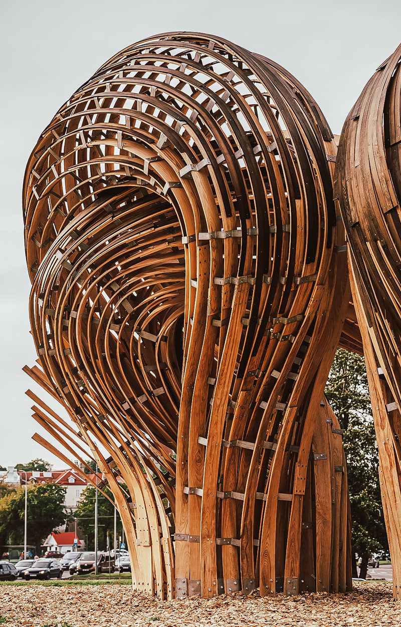 Sculpture Ideas - Using analogue tools augmented with the precision of mixed reality environments, the designers of this modern sculpture were able to create the curved shape that makes the wood appear as if it's flowing. #Sculpture #PublicArt