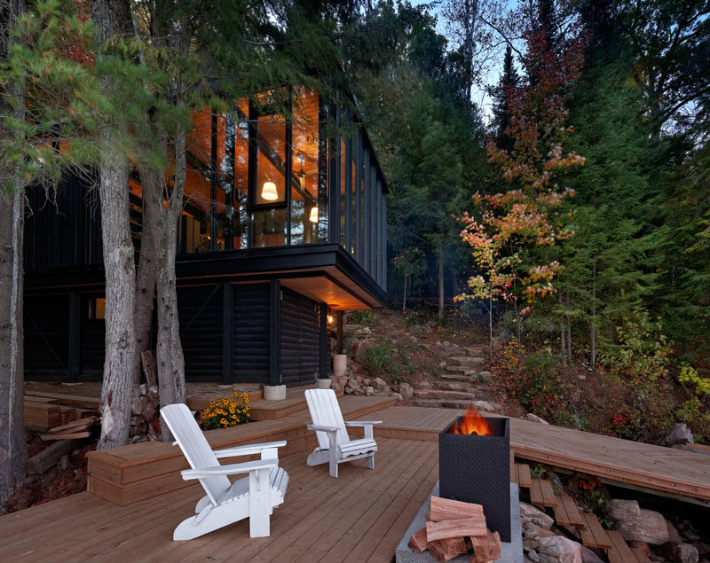 Building Arts Architects has designed a new modern boat house on the shores of Kawagama Lake in Ontario, Canada, that includes dry slip boat storage via marine railway, and a 452 square foot (42 sqm) dwelling space. #ModernArchitecture #BoatHouse #ModernBoatHouse #LakeHouse