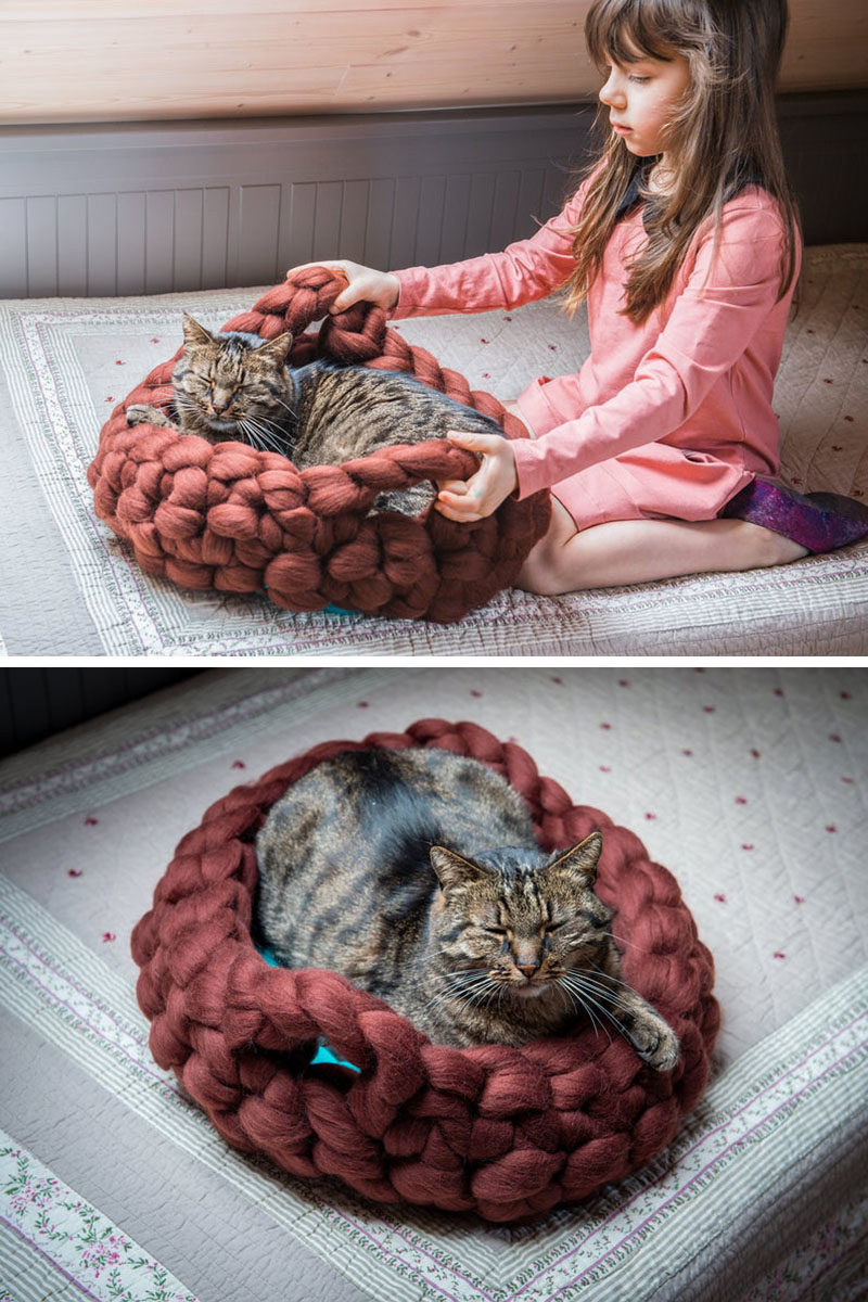 Cat Bed Ideas - This chunky knit cat bed with handles, is made from 100% natural wool, and features modern colors. #ModernCatBed #CatBedIdeas #ModernPetBed #ChunkyKnit #KnittedCatBed #Kitten #Cat #Design