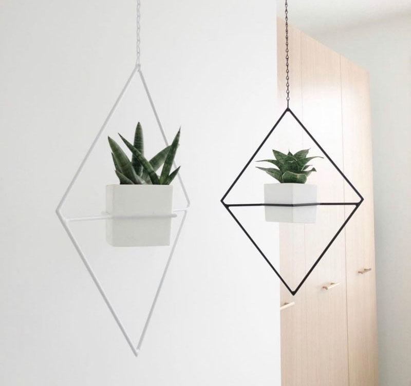 Decor Ideas - The Village Craft Co. have created 'Jasper', a modern hanging planter that combines minimalist design with geometric shapes. #ModernPlanter #HangingPlanter #ModernHomeDecor #DecorIdeas