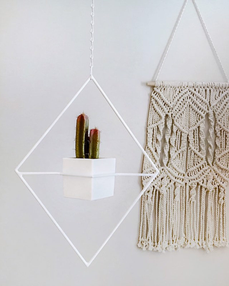 Decor Ideas - The Village Craft Co. have created 'Jasper', a modern hanging planter that combines minimalist design with geometric shapes. #ModernPlanter #HangingPlanter #ModernHomeDecor #DecorIdeas
