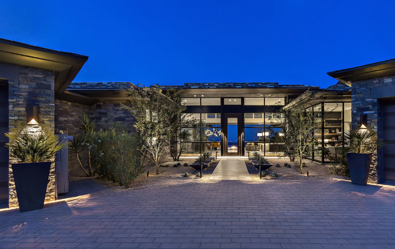 Tor Stuart-Barstad of ArchitecTor has designed a modern house in the hills near Phoenix, Arizona, that offers serenity and tranquility for the home owners. #ModernHouse #HouseDesign #Entryway #GlassWalls