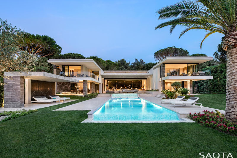 This modern house has two rectilinear wings that wrap around the central courtyard, that leads down to the swimming pool and yard. #SwimmingPool #Landscaping #Architecture #ModernHouse