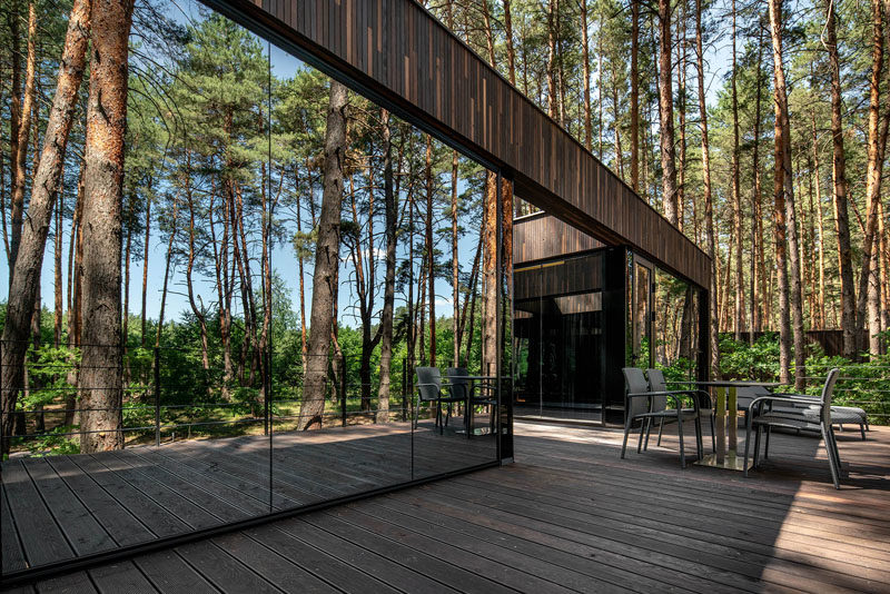 This modern guest house is integrated into the surrounding pine forest thanks to the patio and the panoramic glazing. #Architecture #Windows #ModernGuestHouse