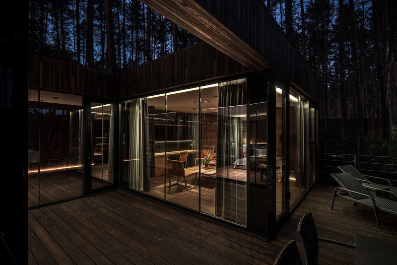 This modern guest house is integrated into the surrounding pine forest thanks to the patio and the panoramic glazing. #Architecture #Windows #ModernGuestHouse