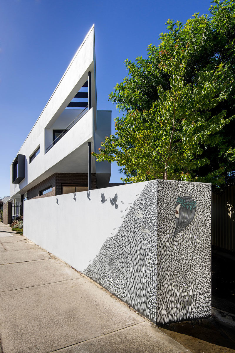 Robeson Architects has designed a modern house that sits on a triangular lot in Perth, Australia. #ModernArchitecture #ModernHouse #HouseDesign #Mural #Fence