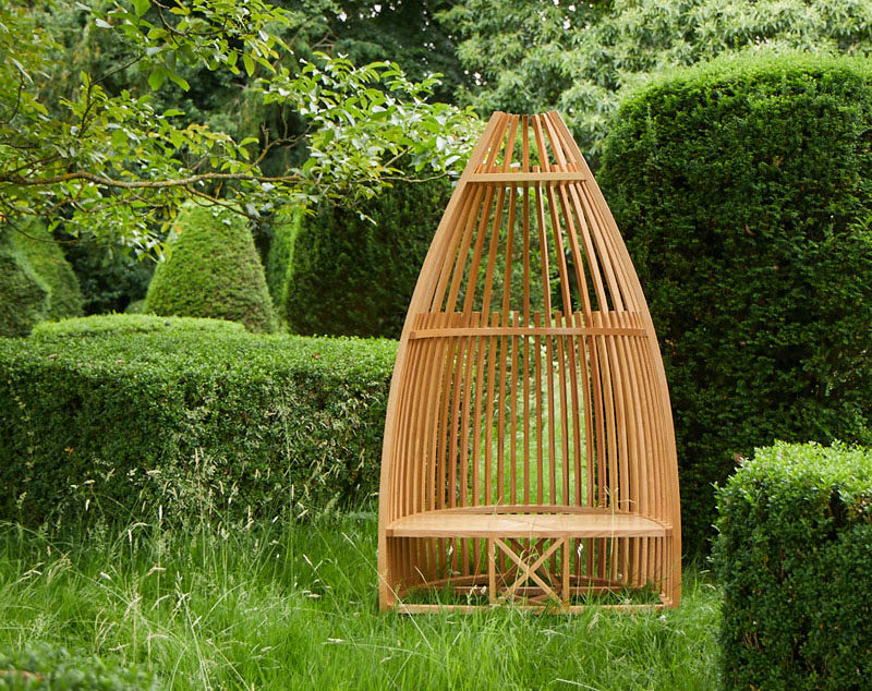 This modern boat-shaped garden seat designed by Tomoko Azumi, has been made of steam-bent American red oak, with timber rods of different lengths, creating a structure that is lighter but also provides privacy. #Design #FurnitureDesign #GardenSeat #Seating