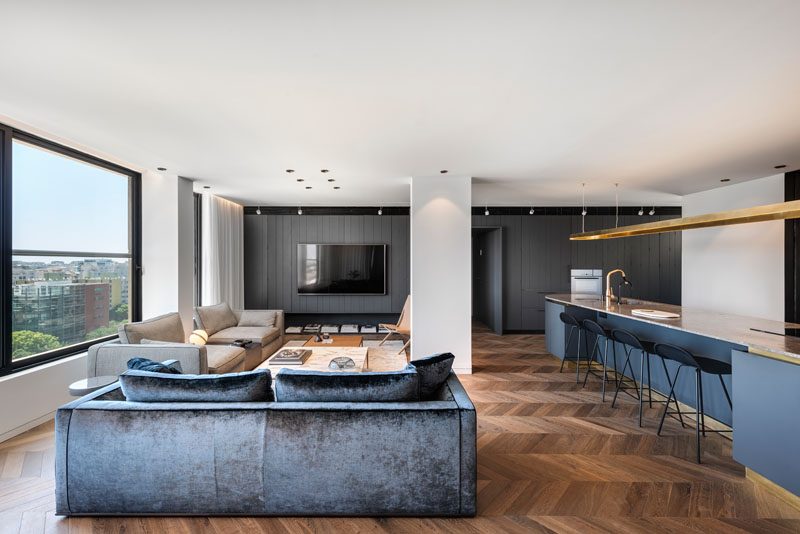 Interior design firm Aviram – Kushmirski, has recently completed an apartment in Tel Aviv, that uses natural materials and open spaces to create a modern appearance. #ModernApartment #ApartmentDesign #InteriorDesign #ModernInterior