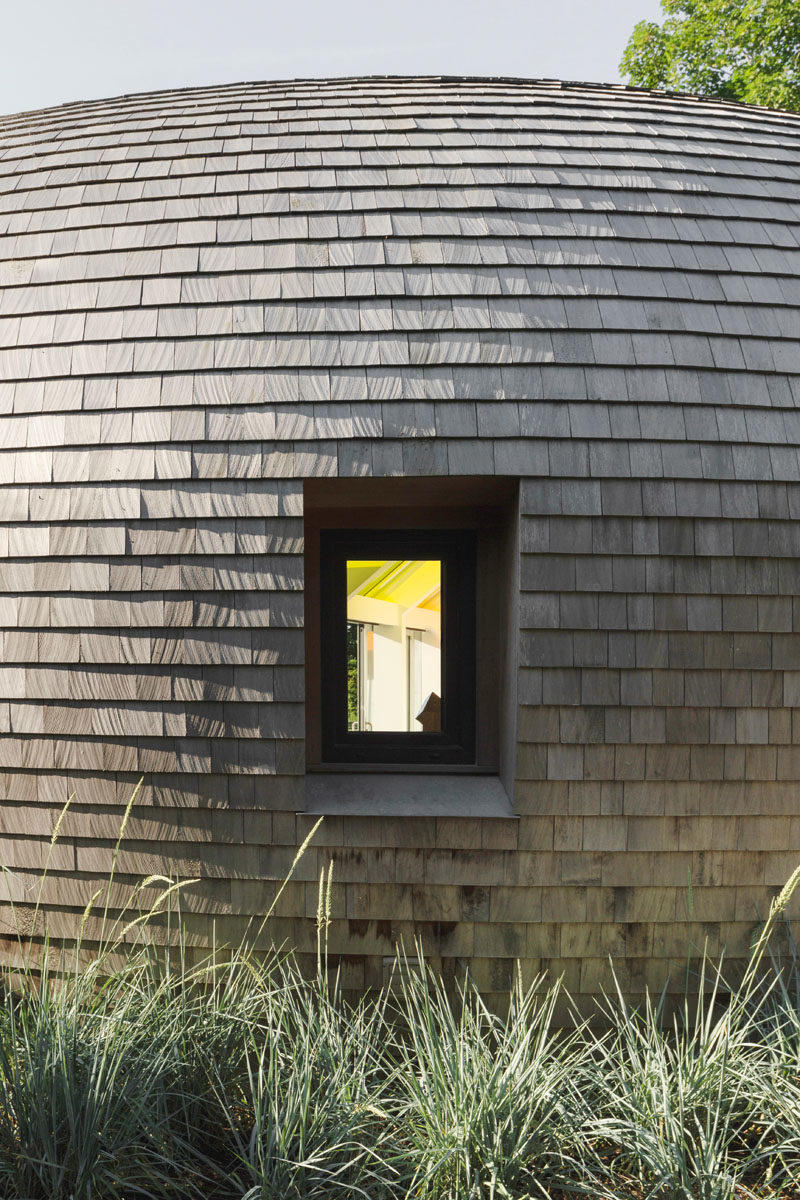 Nina Edwards Anke of nea studio, has completed the Cocoon House in Long Island, New York, that features a curved design that's covered in shingles. #ModernHouse #HouseDesign #Shingles #ModernArchitecture