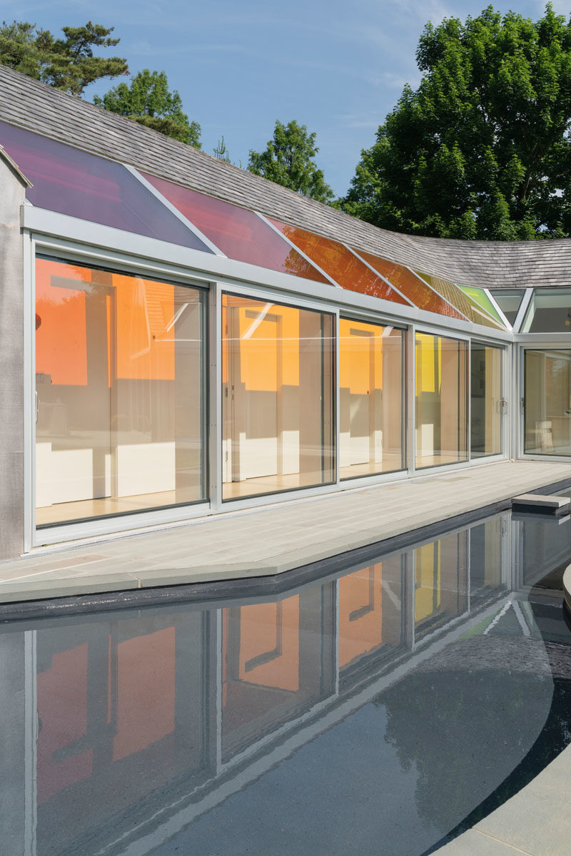 Nina Edwards Anke of nea studio, has completed the Cocoon House in Long Island, New York, that features row of colorful skylights. #ModernHouse #HouseDesign #ColoredWindows #ModernArchitecture