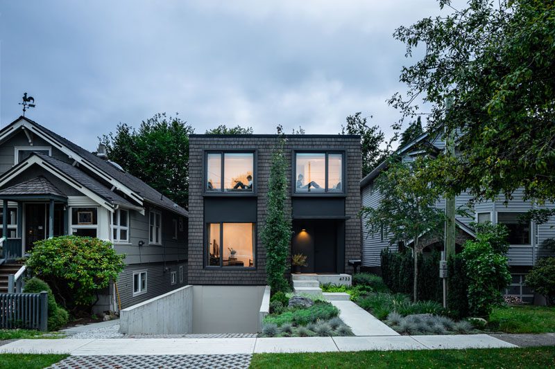 D’Arcy Jones Architects (DJA) has recently completed a new infill house in Vancouver, Canada, that's covered in dark shingles and has a sunken garage. #SunkenGarage #ModernHouse #DarkShingles #Landscaping #CurbAppeal  #ModernArchitecture