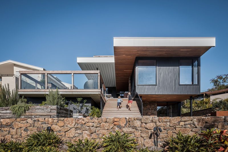 Paul Uhlmann Architects has designed a new modern house in Byron Bay, Australia, for a family that enjoys a relaxed living environment. #ModernHouseDesign #ModernHouse #ModernArchitecture