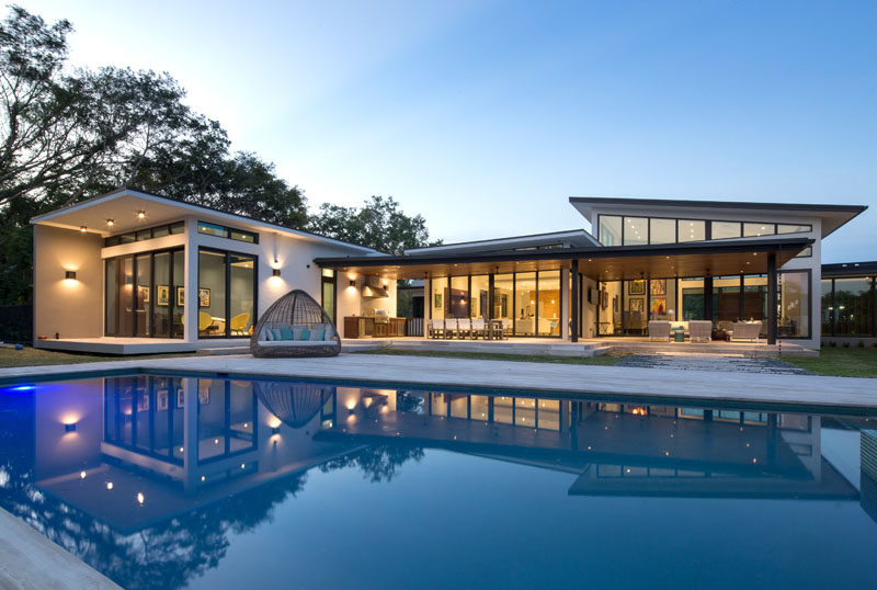 SDH Studio Architecture + Design has recently completed the Pinecrest Residence, a modern house that's located in Florida. #ModernHouse #SwimmingPool #ModernArchitecture #HouseDesign