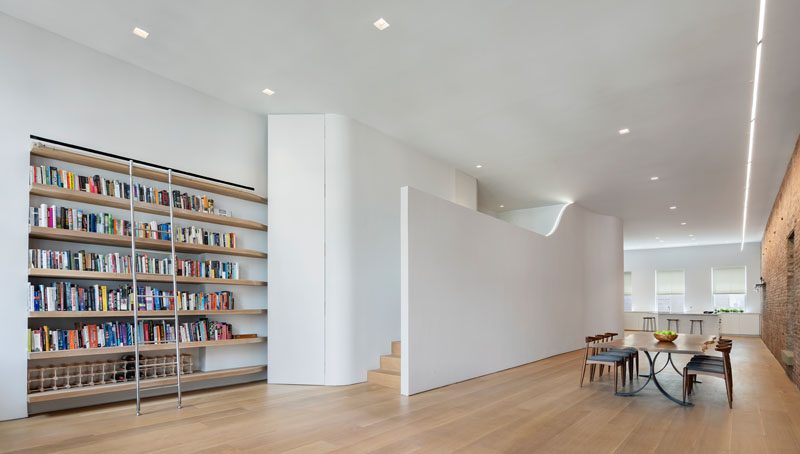 Julian King Architect has designed the modern and minimalist renovation of an old cast iron silk warehouse that was originally built in 1872. #LoftApartment #ModernLoft #LoftInterior #MinimalistLoft