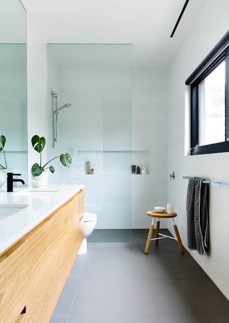 This modern bathroom has a horizontal shower niche for storage. #ModernBathroom #ShowerNiche #ShowerNicheIdeas #BathroomStorage