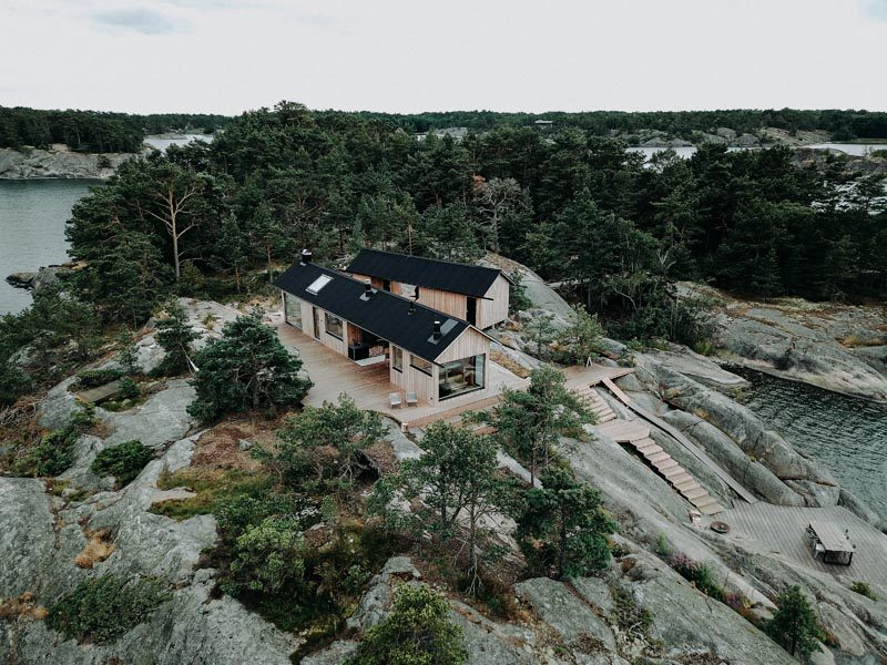 Aleksi Hautamäki and Milla Selkimäki of Bond Creative Agency, has recently completed a modern summer cabin located in the Finnish Archipelago. #Cabin #ModernCabin #ModernArchitecture