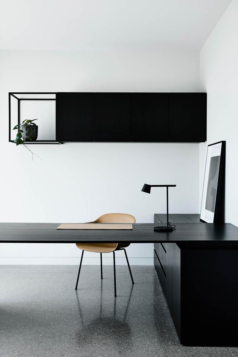 This Interior Design Makes A Strong Commitment To A Black And Gray ...