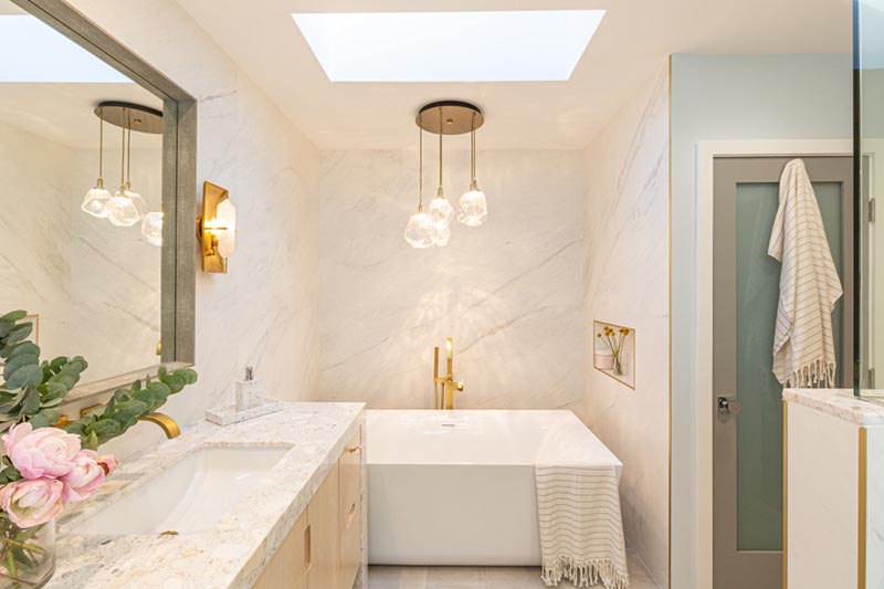 Los Angeles based interior designer Kelly Shepard, has created a modern bathroom that has a calm atmosphere and a few noteworthy design details. #ModernBathroom #BathroomDesign