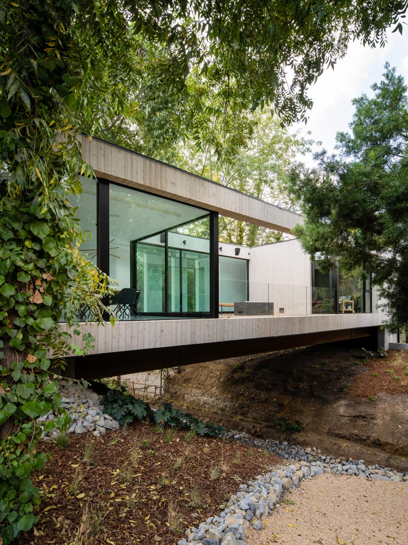 This modern house goes by the name name of the 'Bridge House', as it bridges over a small stream. #ModernArchitecture #ModernHouse