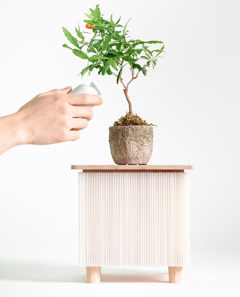 Design studio WOOYOO, has recently launched the Fuwafuwa Series, that's made with translucent corrugated plastic and light-toned oak wood. #ModernFurniture #ModernTables #FurnitureDesign