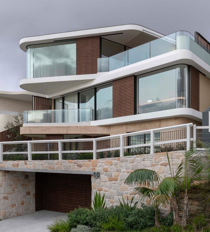 Luigi Rosselli Architects has designed a new modern house in Sydney, Australia, that's arranged in an offset layered composition. #ModernHouse #ModernArchitecture #OffsetArchitecture