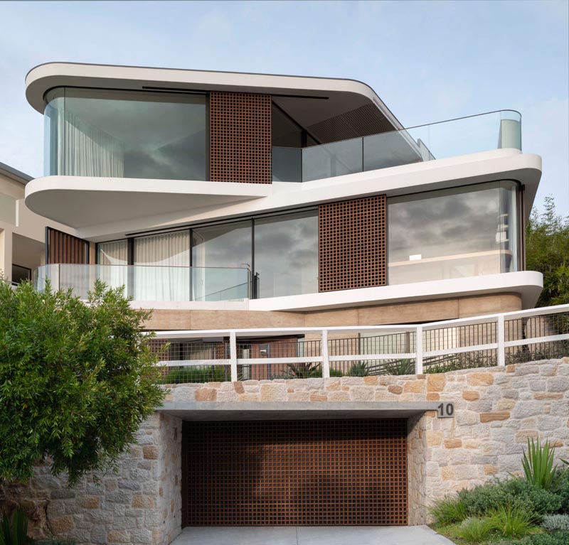 Luigi Rosselli Architects has designed a new modern house in Sydney, Australia, that's arranged in an offset layered composition. #ModernHouse #ModernArchitecture #OffsetArchitecture #CurvedWindows