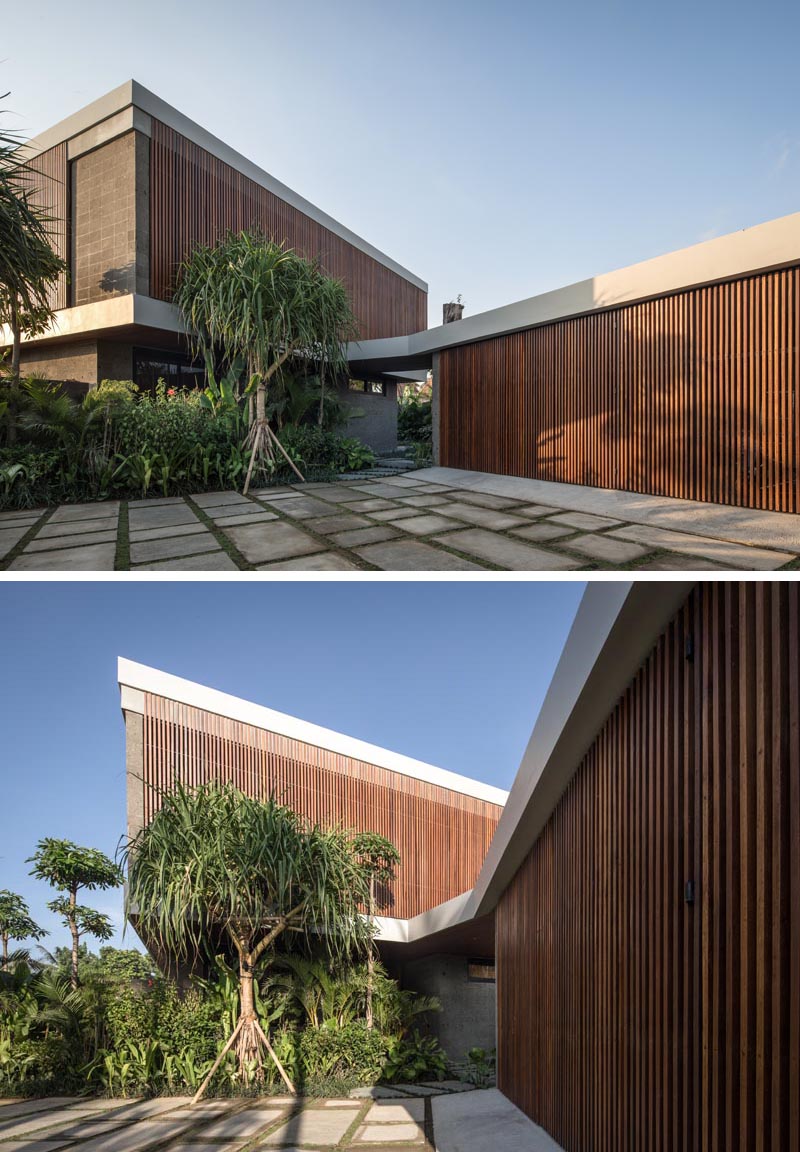 The side and front elevations of this modern house are clad in a wooden lattice, changing the scale of the arrangement into a more abstract object, rather than a traditional home with windows. #ModernHouse #ModernArchitecture #HouseDesign