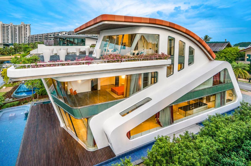 A modern villa with a curved rood, cantilevered balcony, and angled features. #Architecture #ModernVilla