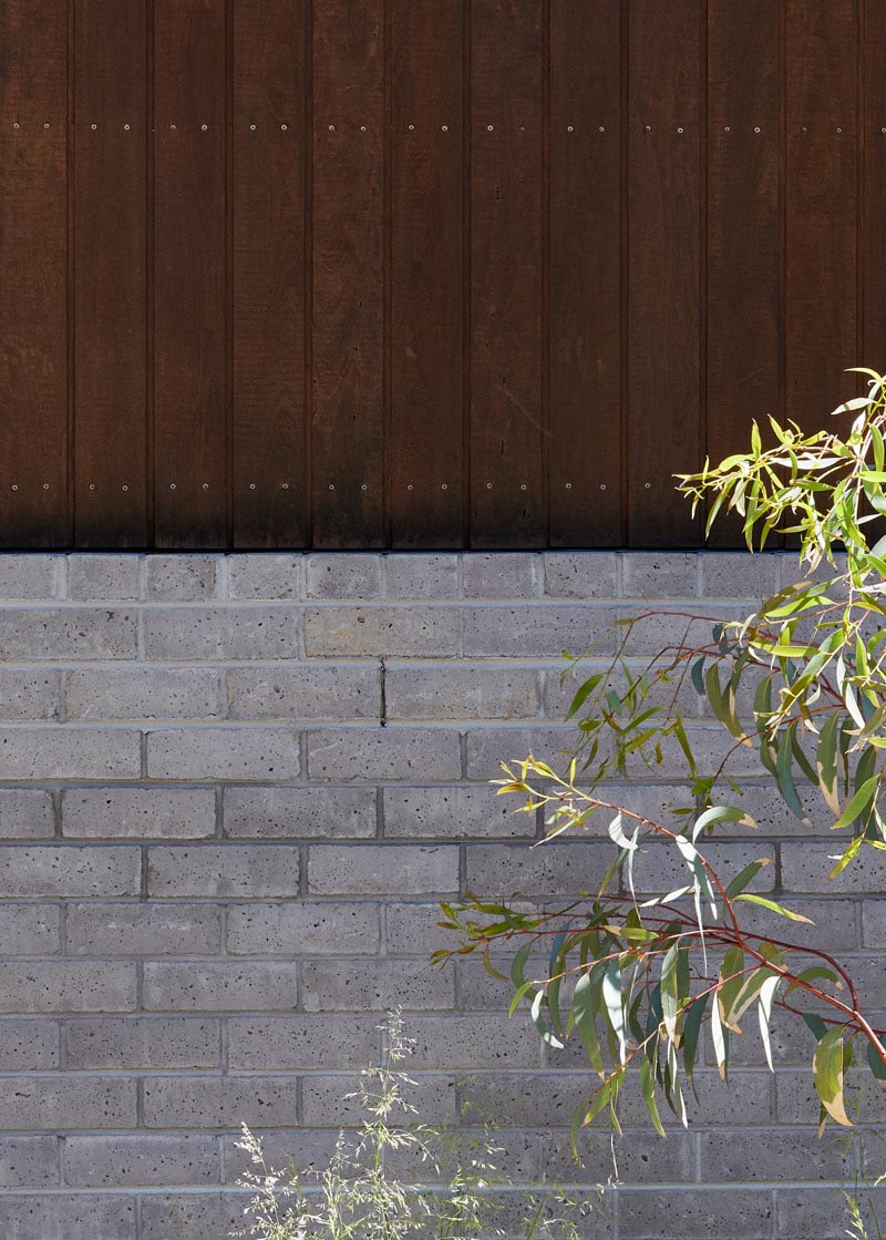 The Timbercrete blockwork travels through to the interior of the home, and complements a palette of polished aggregate concrete floors and local hardwood to create a warm yet robust interior.